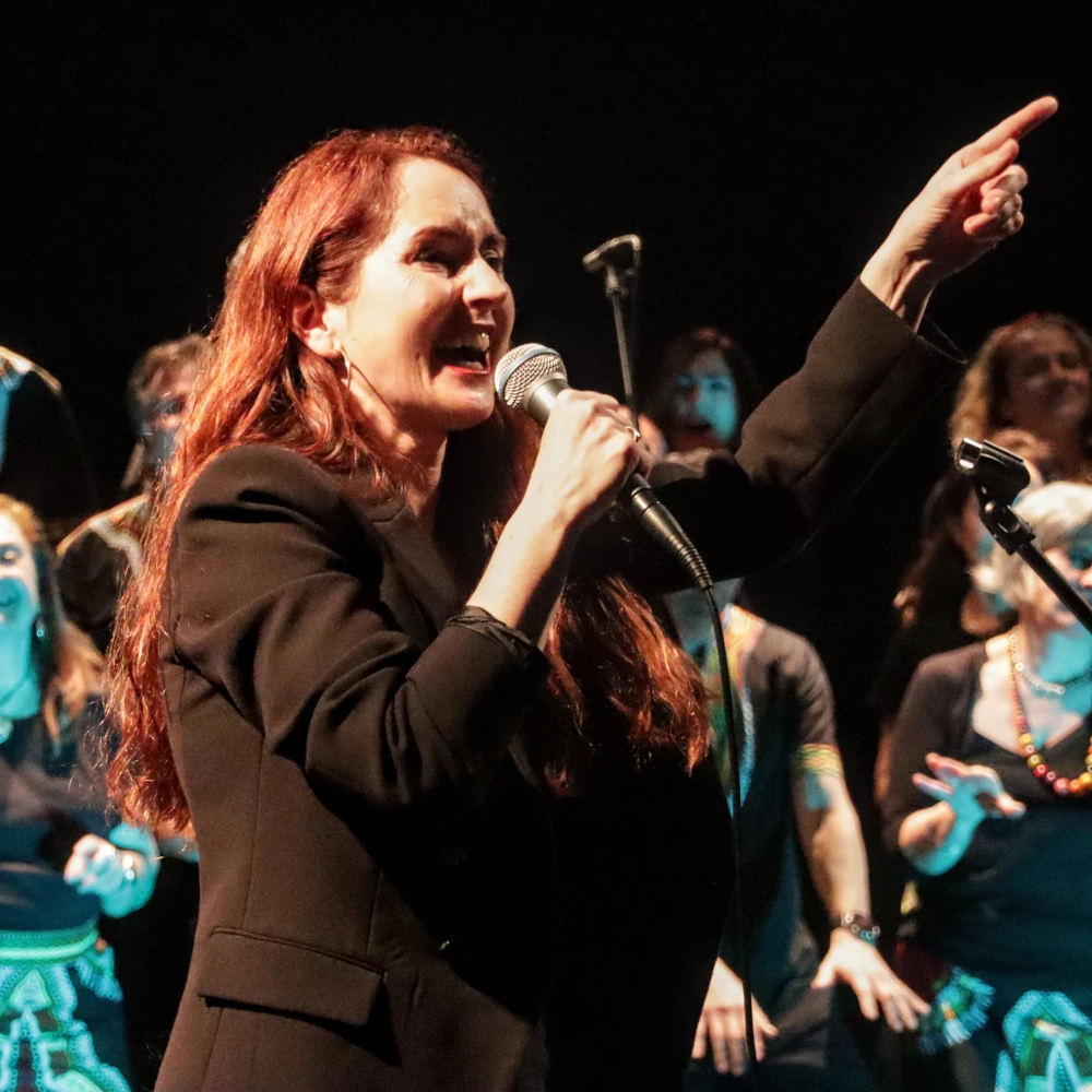 Estíbaliz Urkiza, directora de Joyful Gospel Choir, cantando